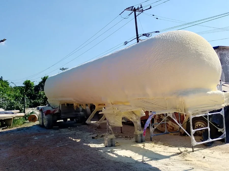 Tanque horizontal recubierto con aislamiento de poliuretano