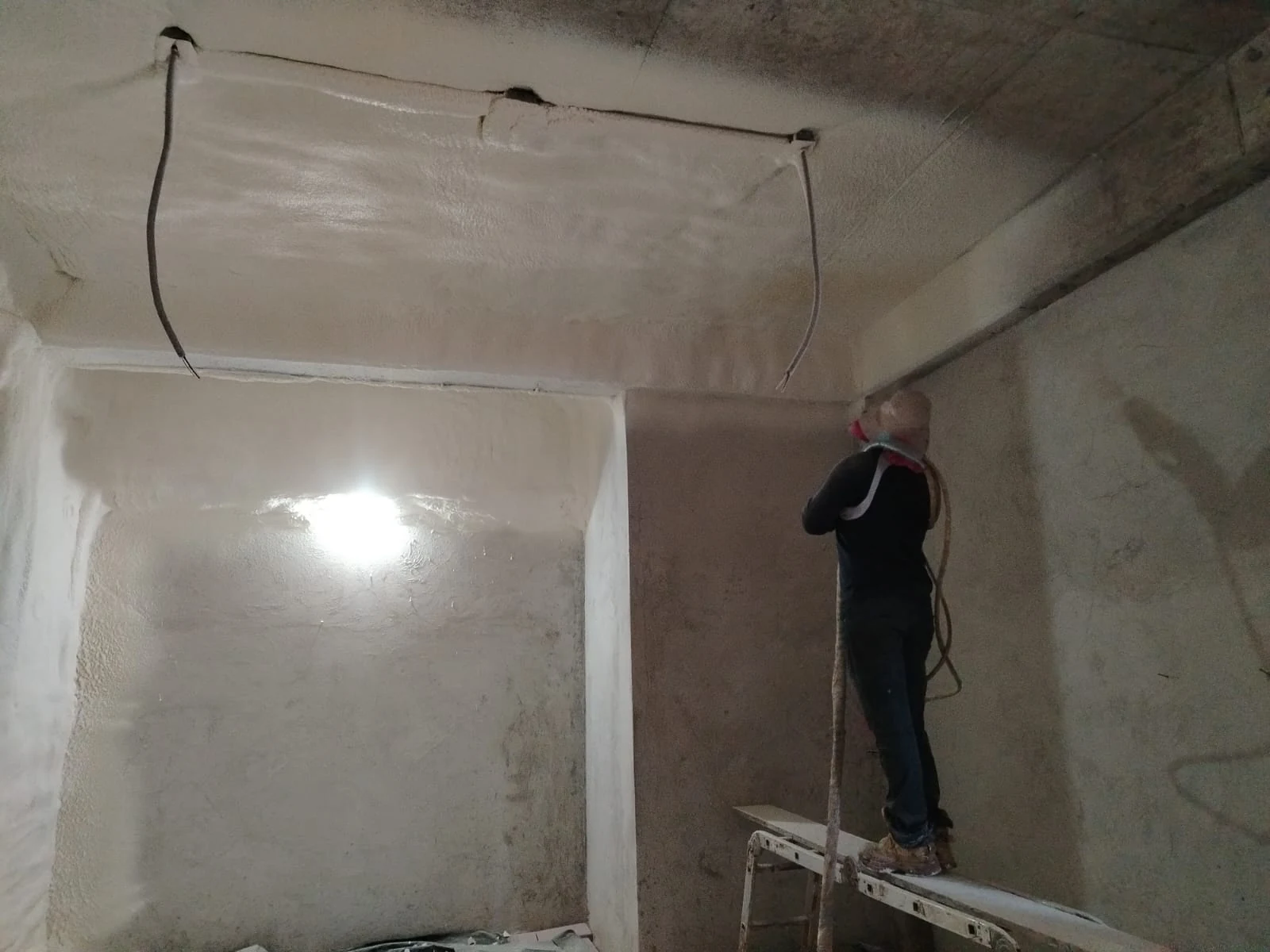 Trabajos de aislamiento en una cámara de refrigeración