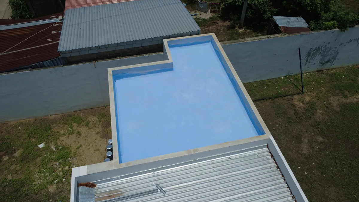 Vista aérea de una azotea residencial impermeabilizada