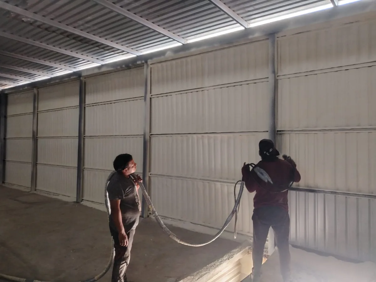 Trabajos de aislamiento en el interior de una granja