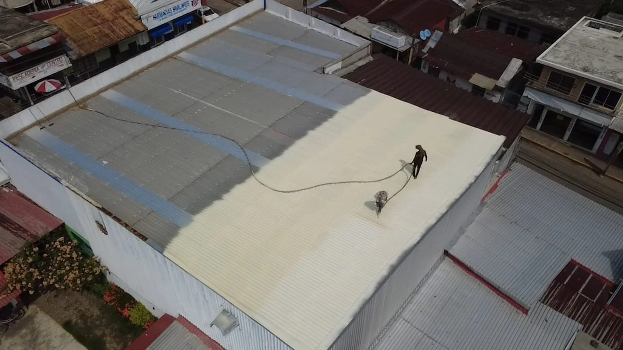 Aplicación de poliuretano en una techumbre industrial