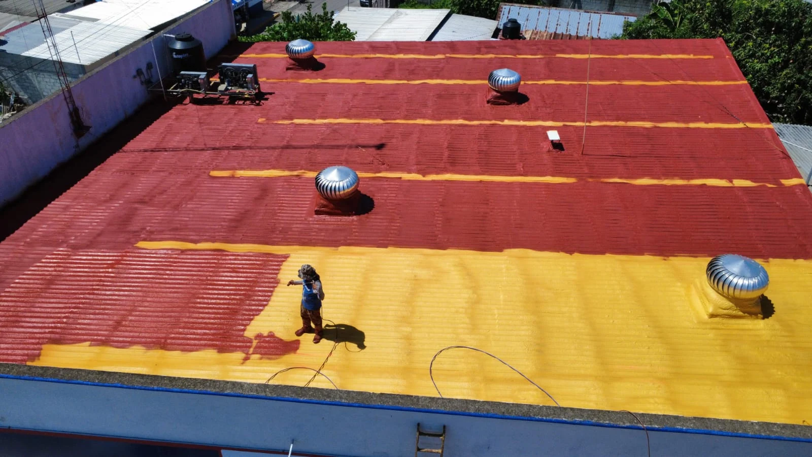 Aplicación de acabado rojo en una cubierta